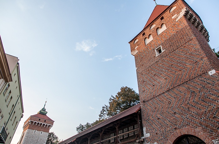 Stare Miasto: Krakauer Stadtmauer mit Florianstor (links) und Haberdashers-Turm