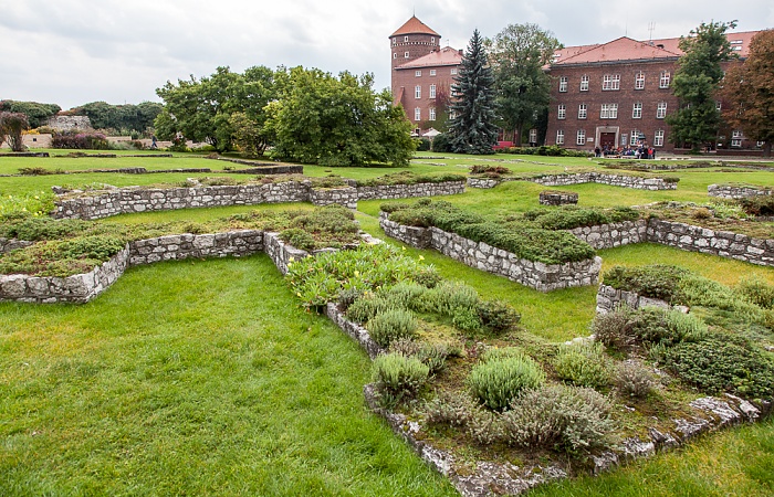 Krakau Wawel: Burghof mit den Ruinen ehemaliger Kirchen