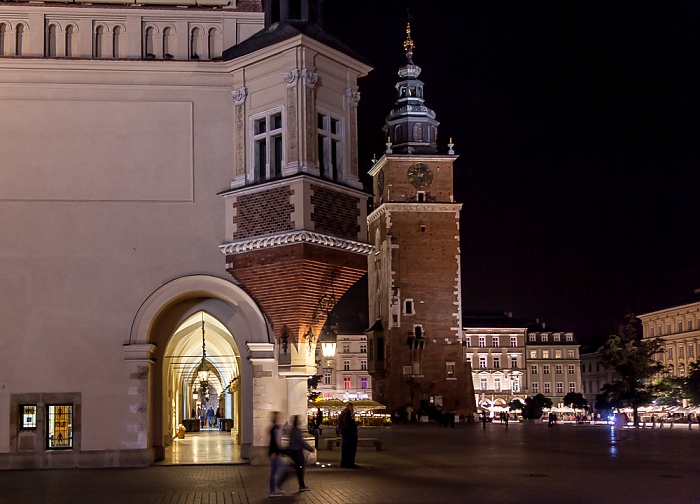 Stare Miasto: Hauptmarkt (Ring, Rynek Glówny) mit Krakauer Tuchhallen (Sukiennice) Krakauer Rathausturm