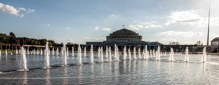 Scheitniger Park (Park Szczytnicki) mit Wroclaw Multimedia-Brunnen und Breslauer Jahrhunderthalle (Hala Stulecia) Iglica