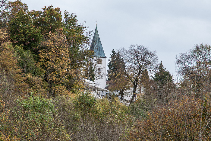 Blick von der Grünwalder Isarbrücke: St. Peter und Paul auf dem Isarhochufer