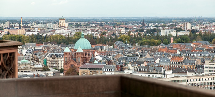 Blick von der Turmplattform des Straßburger Münsters (Cathédrale Notre-Dame de Strasbourg): Neustadt Église Saint-Pierre-le-Jeune catholique