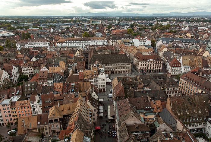 Blick von der Turmplattform des Straßburger Münsters (Cathédrale Notre-Dame de Strasbourg): Grande Île Église Saint-Thomas Place Gutenberg Rue Mercière