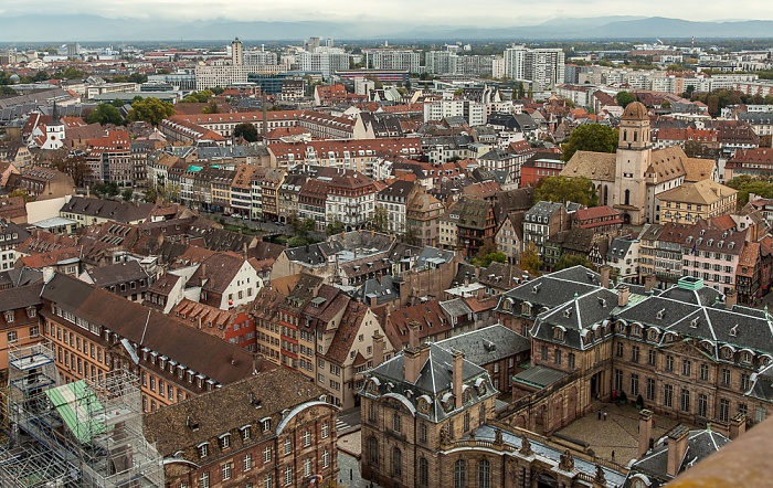 Blick von der Turmplattform des Straßburger Münsters (Cathédrale Notre-Dame de Strasbourg) Église Saint-Guillaume Église Sainte-Madeleine Grande Île Lycée Fustel-de-Coulanges Manufacture des Tabacs Musée archéologique Musée des arts décoratifs Musée des beaux-arts Palais Rohan Quartier de la Krutenau