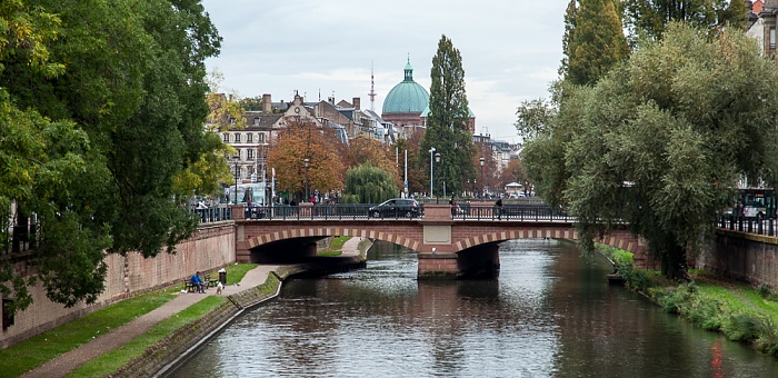 Blick von der Pont Kuss: Canal du Faux-Rempart und Pont de Saverne Straßburg