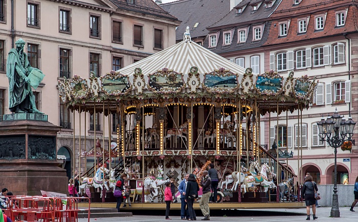 Straßburg Grande Île: Place Gutenberg - Karussell Johannes-Gutenberg-Denkmal