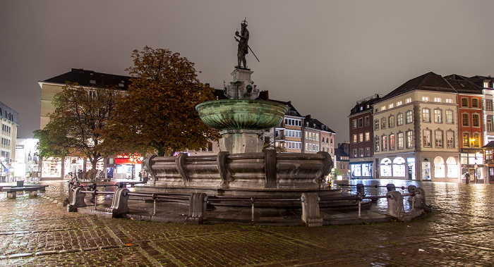 Marktplatz: Karlsbrunnen Aachen