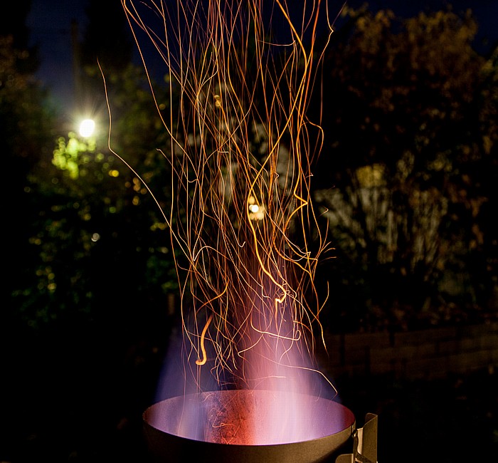 München Gratlspitzstraße: Nächtliches Feuer im Grillkamin