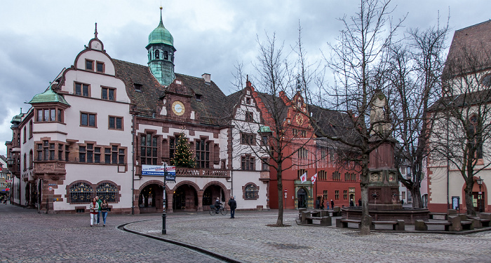 Altstadt: Rathausplatz - Neues Rathaus (links) und Altes Rathaus Freiburg