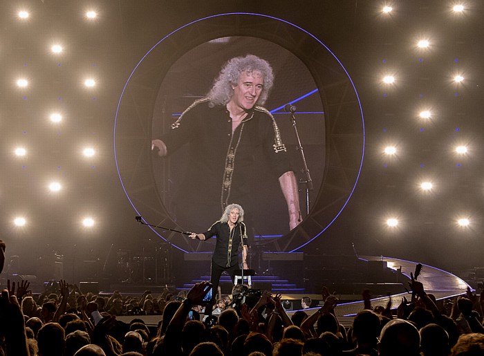 Olympiahalle: Queen + Adam Lambert München Brian May filmt das Publikum.