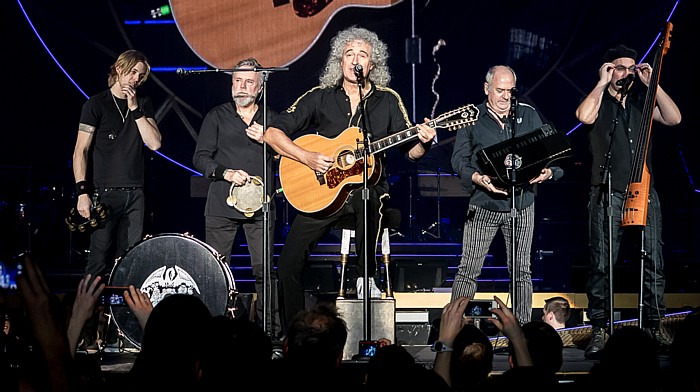 Olympiahalle: Queen + Adam Lambert München Rufus Tiger Taylor (percussion, drums and vocals), Roger Taylor (drums, percussion, backing vocals, lead vocals), Brian May (electric and acoustic guitars, backing vocals, lead vocals), Spike Edney (keyboards and vocals), Neil Fairclough (bass guitar and vocals)