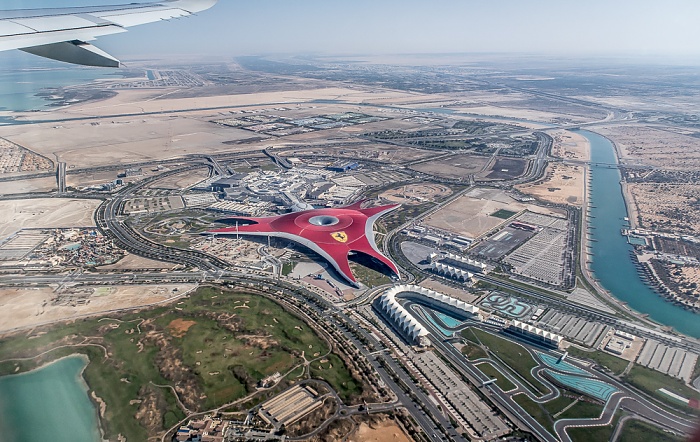 Yas Island: Ferrari World (oben) und Yas Marina Circuit Abu Dhabi