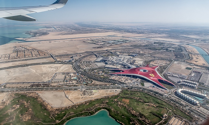 Yas Island: Ferrari World (Mitte) und Yas Marina Circuit (rechts) Abu Dhabi