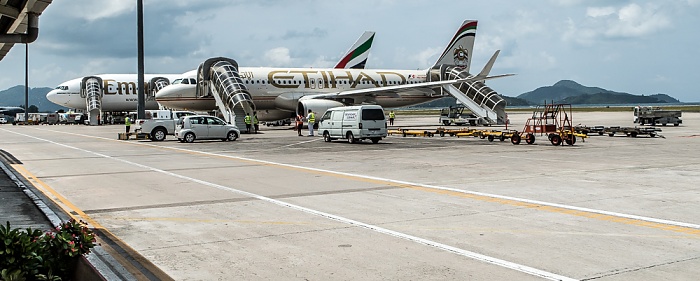 Victoria (Seychellen) Seychelles International Airport: Flugzeuge von Emirates und Etihad Airways