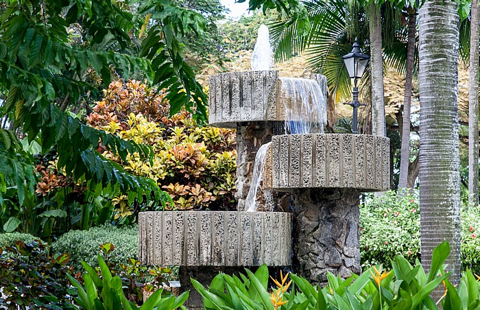 Victoria (Seychellen) Brunnen im Park der National Library of the Seychelles