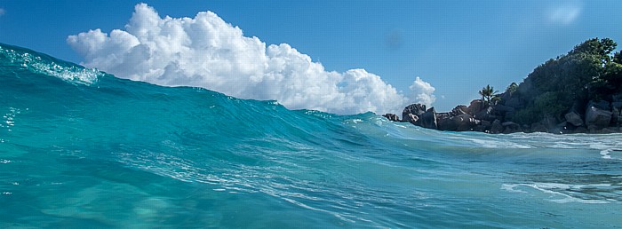 Petit Anse, Indischer Ozean, ankommende Welle La Digue