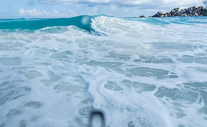 La Digue Petit Anse, Indischer Ozean, ankommende Welle