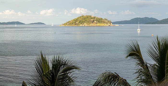 Blick aus dem Colibri Hotel: Baie Sainte Anne (Indischer Ozean) mit Round Island Praslin