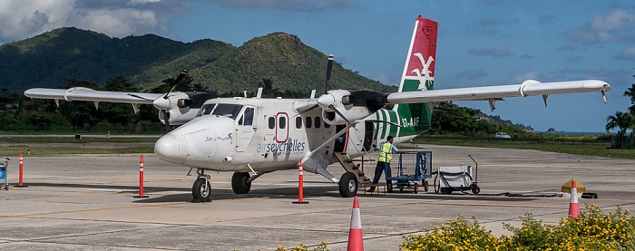 Praslin Island Airport: DHC-6 Twin Otter-400