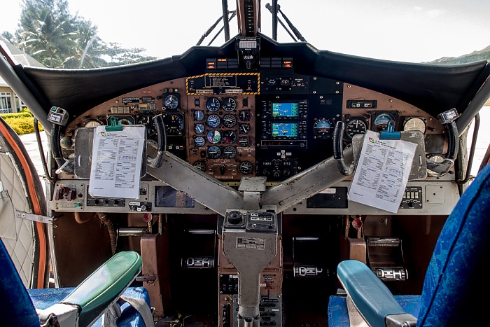 Praslin Island Airport: Cockpit der DHC-6 Twin Otter-400 Praslin