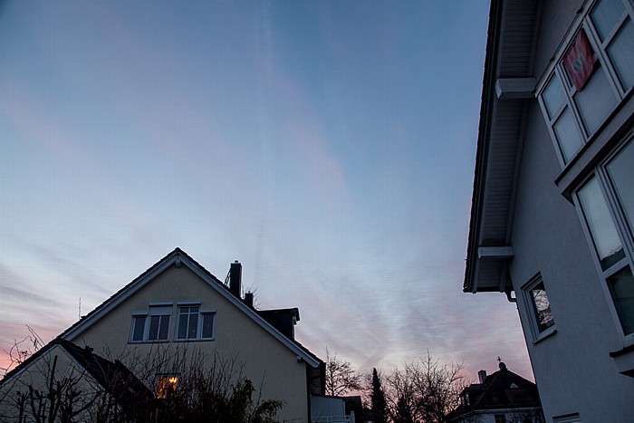 München Blick auf den Himmel am Tag der (partiellen) Sonnenfinsternis 2015 (kurz vor Sonnenaufgang)