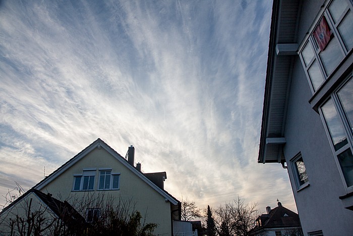 München Blick auf den Himmel am Tag der (partiellen) Sonnenfinsternis 2015 (1,5 Stunden vor Beginn)