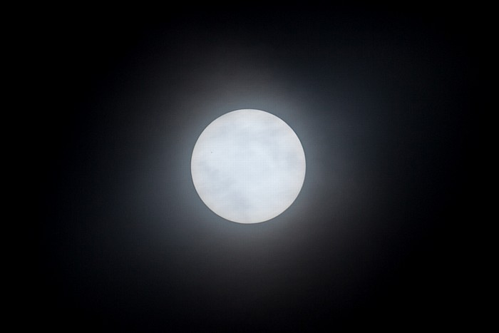 München Kurz vor Beginn der (partiellen) Sonnenfinsternis 2015