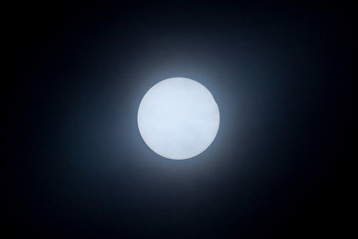 München Beginn der (partiellen) Sonnenfinsternis 2015: Erstkontakt von Sonne und Mond (9:31 Uhr)