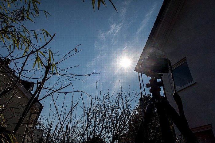 München Garten Gratspitzstraße 40: Während der (partiellen) Sonnenfinsternis 2015
