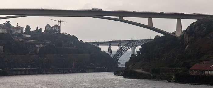 Porto Douro mit (von vorne) Ponte do Infante (Ponte Infante Dom Henrique), Ponte Maria Pia und Ponte de São João Rio Douro