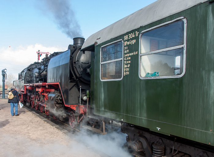 Blumberg Bahnhof Zollhaus (Sauschwänzlebahn/Wutachtalbahn): Dampfzug mit Dampflokomotive 50 3501