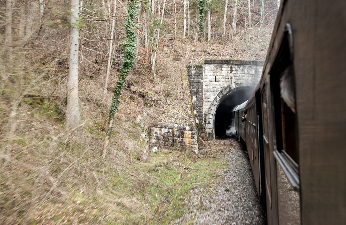 Schwarzwald Sauschwänzlebahn (Wutachtalbahn): Einfahrt zum Kehr-Tunnel im Grimmelshofer Weiler