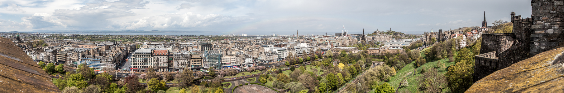 Blick von Edinburgh Castle: New Town Calton Hill Firth of Forth Old Town Princes Street Gardens