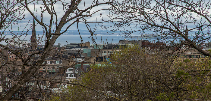 Edinburgh Blick von der Castle Esplanade (Old Town): New Town mit St Andrew's and St George's West Church und Melville Monument Firth of Forth