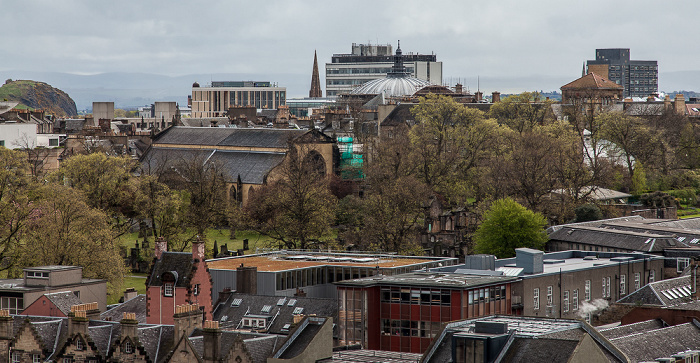 Blick von der Castle Esplanade (Old Town): Old Town mit Greyfriars Kirkyard und Greyfriars Kirk Edinburgh