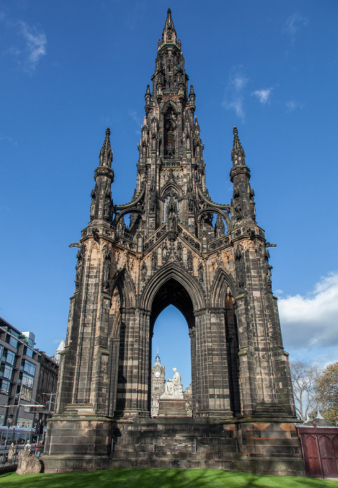 New Town: Princes Street Gardens - Scott Monument mit der Sir Walter Scott Statue Edinburgh 2015