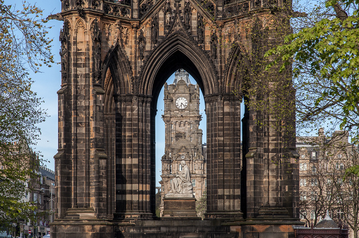 Edinburgh New Town: Princes Street Gardens - Scott Monument mit der Sir Walter Scott Statue The Balmoral