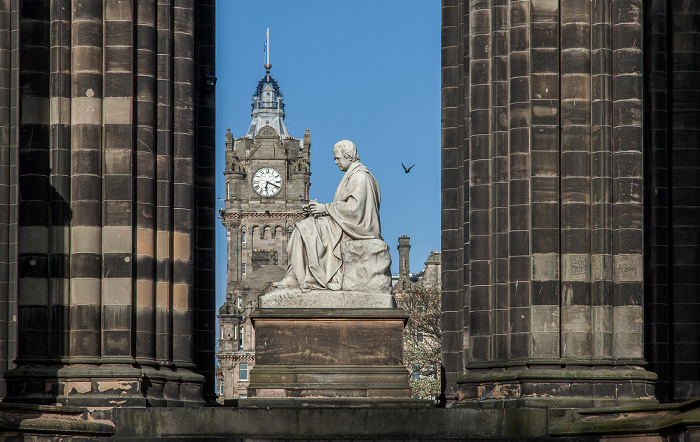 Edinburgh New Town: Princes Street Gardens - Scott Monument mit der Sir Walter Scott Statue The Balmoral