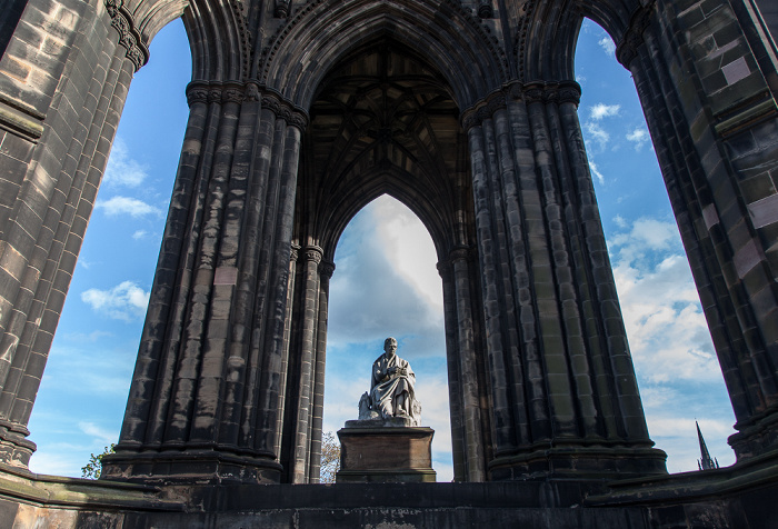 New Town: Princes Street Gardens - Scott Monument mit der Sir Walter Scott Statue Edinburgh