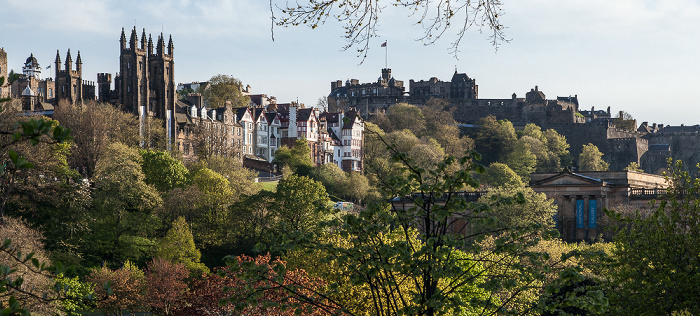 Edinburgh New Town: Princes Street Gardens und Scottish National Gallery (rechts) Edinburgh Castle New College Old Town Ramsay Garden University of Edinburgh