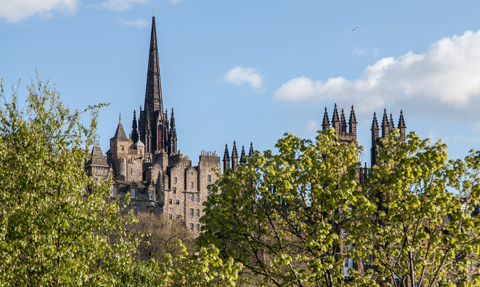 Old Town: The Hub (ehem. Highland Tolbooth St John’s Church) (links) und New College (University of Edinburgh)