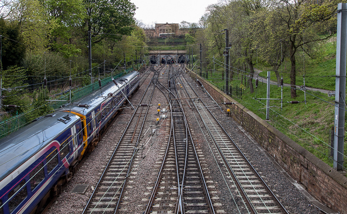 New Town: Princes Street Gardens - Bahngleise zur Edinburgh Waverley Railway Station Edinburgh