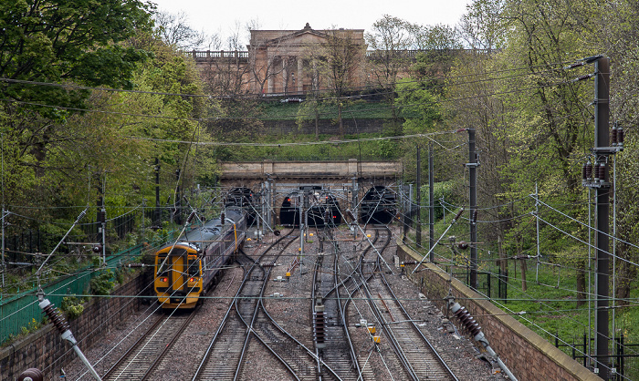 New Town: Princes Street Gardens - Bahngleise zur Edinburgh Waverley Railway Station Edinburgh