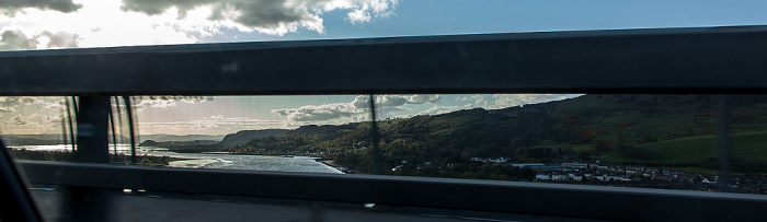 Blick von der Erskine Bridge (A898 Road) auf den River Clyde Erskine