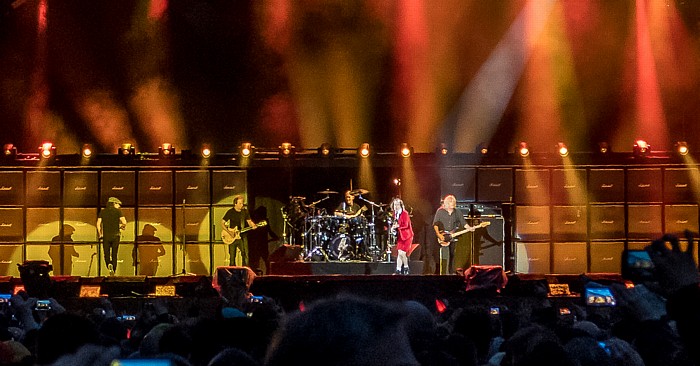 Olympiastadion: AC/DC München V.l.: Brian Johnson, Stevie Young, Chris Slade, Angus Young, Cliff Williams