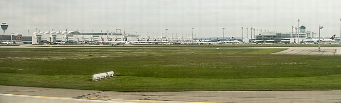 München Flughafen Franz Josef Strauß: Terminal 2 (links) und Satellitenterminal 2015-05-27 Flug EZY2552 München Franz Josef Strauß (MUC/EDDM) - Mailand-Malpensa (MXP/LIMC)