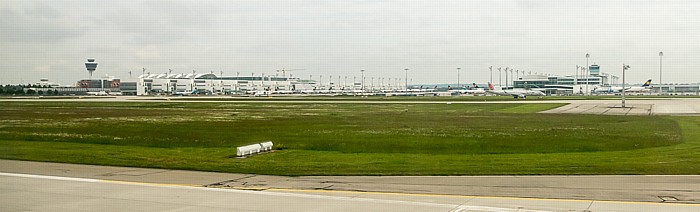 Flughafen Franz Josef Strauß: Terminal 2 (links) und Satellitenterminal München