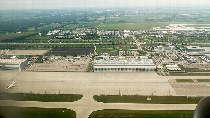 München Flughafen Franz Josef Strauß: Hangar 1 2015-05-27 Flug EZY2552 München Franz Josef Strauß (MUC/EDDM) - Mailand-Malpensa (MXP/LIMC) Hangar 3 Luftbild aerial photo