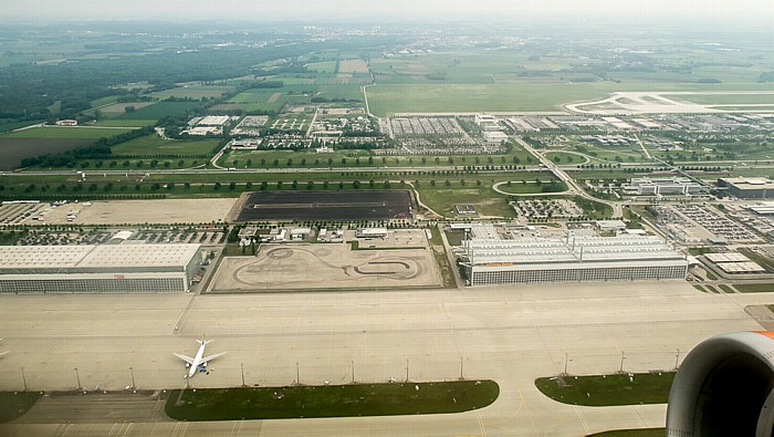München Flughafen Franz Josef Strauß: Hangar 3 (links) und Hangar 1 2015-05-27 Flug EZY2552 München Franz Josef Strauß (MUC/EDDM) - Mailand-Malpensa (MXP/LIMC) Isarauen Luftbild aerial photo
