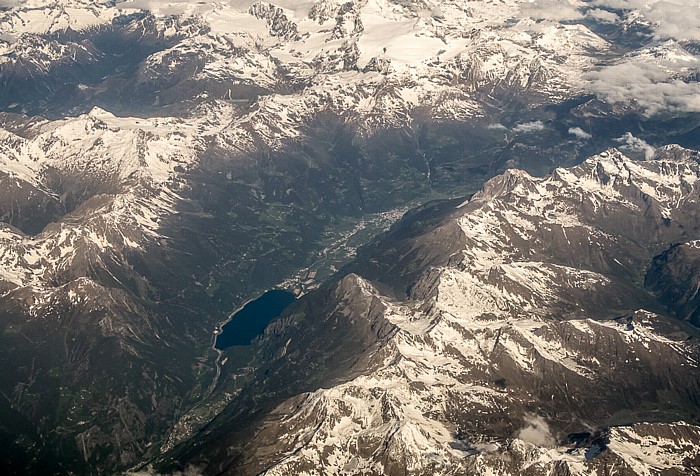 Kanton Graubünden - Puschlav mit dem Lago di Poschiavo 2015-05-27 Flug EZY2552 München Franz Josef Strauß (MUC/EDDM) - Mailand-Malpensa (MXP/LIMC) Berninagruppe Livigno-Alpen Luftbild aerial photo
